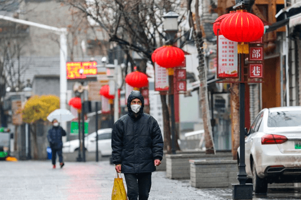 Chinês de máscara andando na rua - coronavírus