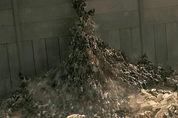 Cena do filme Guerra Mundial Z com zumbis tentando escalar um muro - coronavírus
