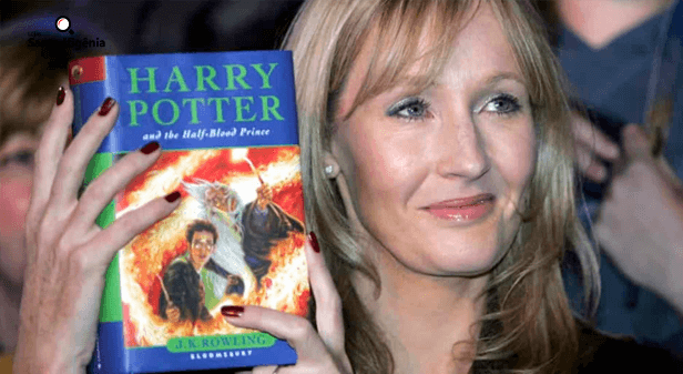 J. K. Rowling segurando uma Cópia de Harry Potter e o Príncipe Mestiço