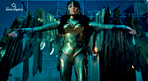 Mulher-Maravilha abrindo as asas de sua armadura dourada