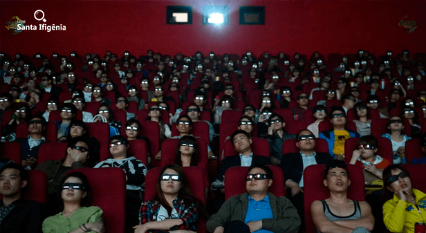 Chineses dentro de uma sala de cinema - coronavírus