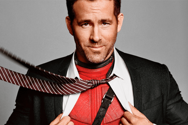 Ator Ryan Reynolds mostrando seu traje do Deadpool - Dragon's Lair