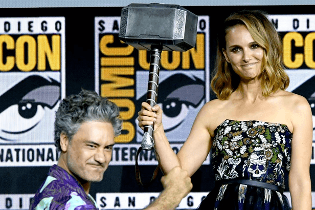 Natalie Portman ao lado do diretor de Thor: Love and Thunder