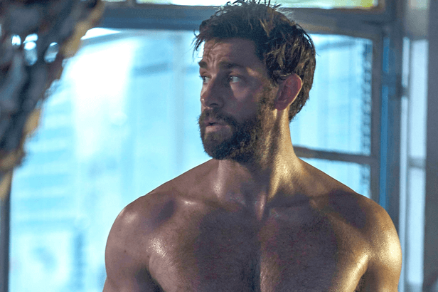 Ator John Krasinski olhando para o lado sem camisa - Marvel Studios