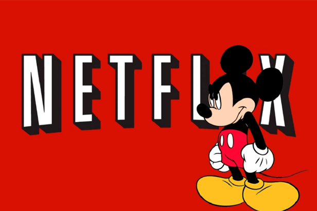 Mickey olhando com raiva para o logo da Netflix - Disney+