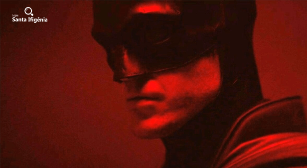 Robert Pattinson com o traje do Batman em The Batman