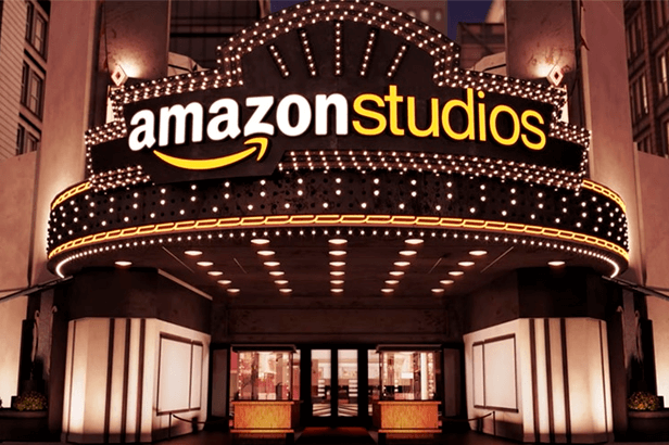 Fachada de um cinema com o nome Amazon Studios