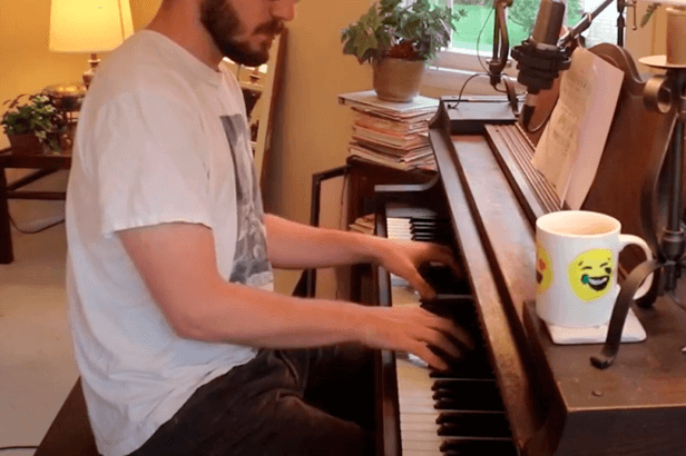 homem se filmando enquanto toca piano - dia dos namorados