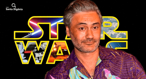 taika waititi em frente ao logo da franquia star wars