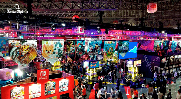 pessoas passeando pelos estandes da Tokyo Game Show