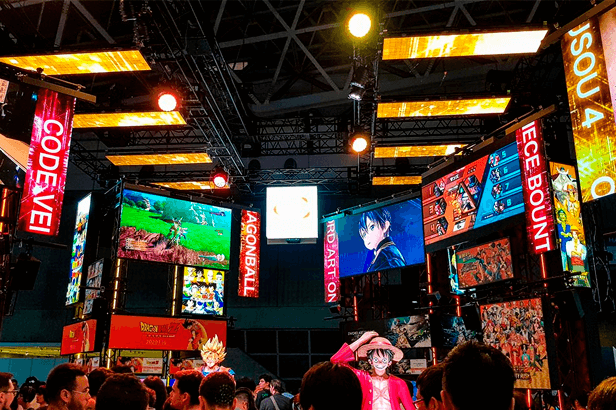 pessoas passeando pelos estandes da Tokyo Game Show