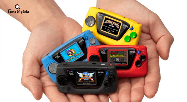 garoto segurando versões coloridas do game gear micro