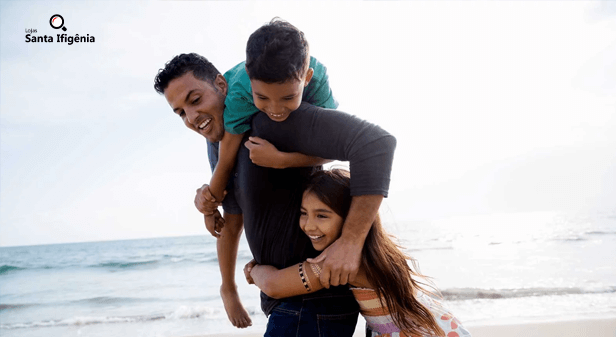 pai brincando com os filhos na praia - dia dos pais