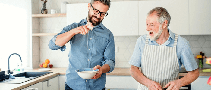 filho cozinhando com o pai - dia dos pais