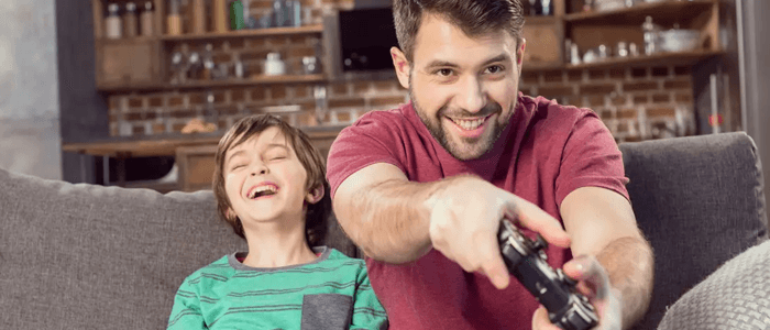 Pai jogando videogame com o filho - dia dos pais